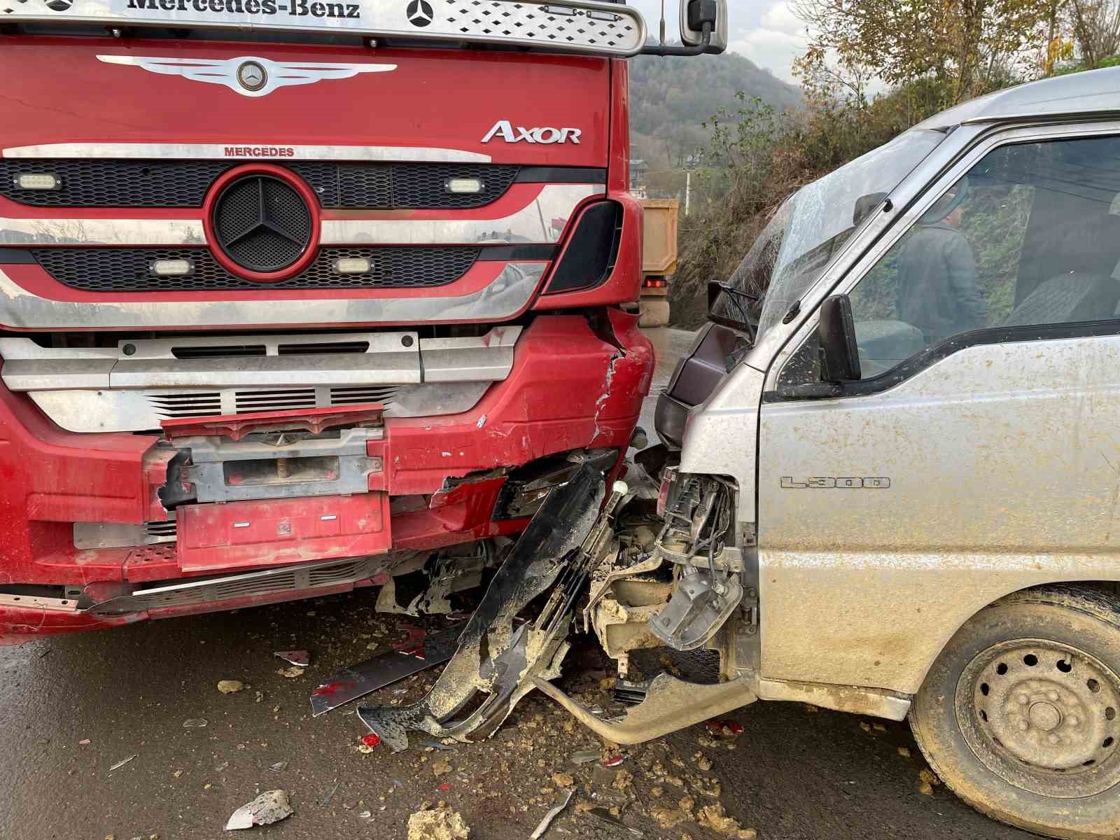 KOCAELİ'NİN İZMİT İLÇESİNDE YERİN YAŞ OLMASI SONUCU ARACINI KAYDIRDI VE