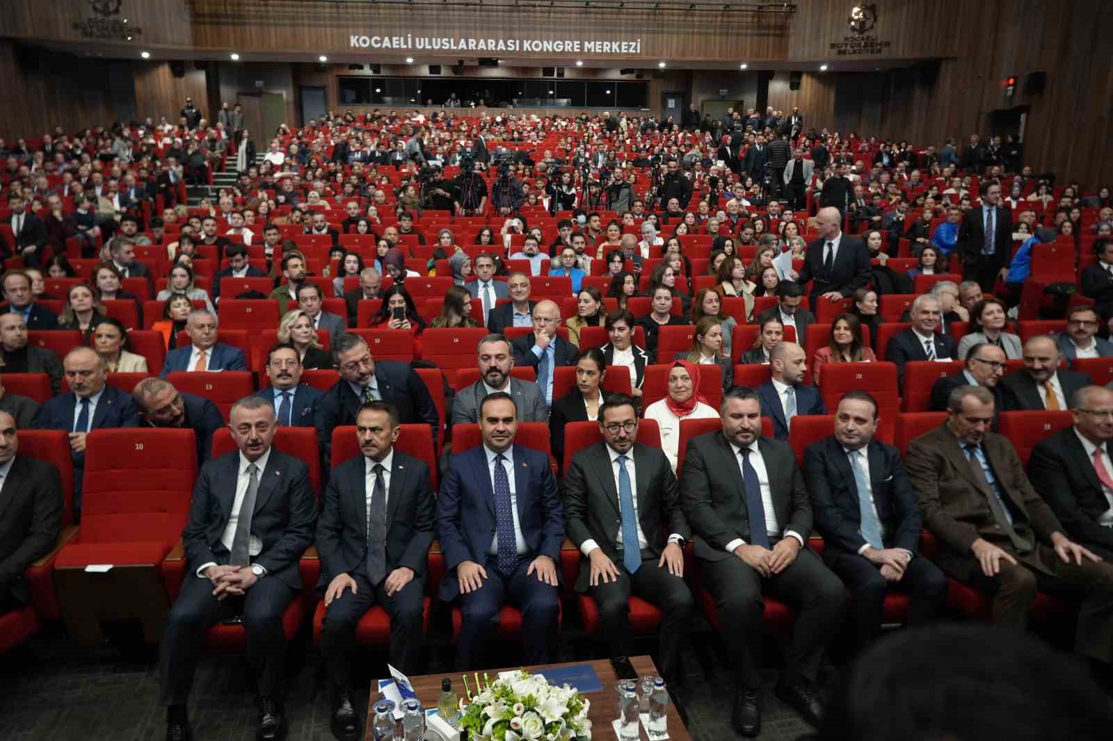 KOCAELİ'DE DÜZENLENEN KENT EKONOMİLERİ ZİRVESİ BAŞLADI. ZİRVEYE ÖNEMLİ İSİMLER DE