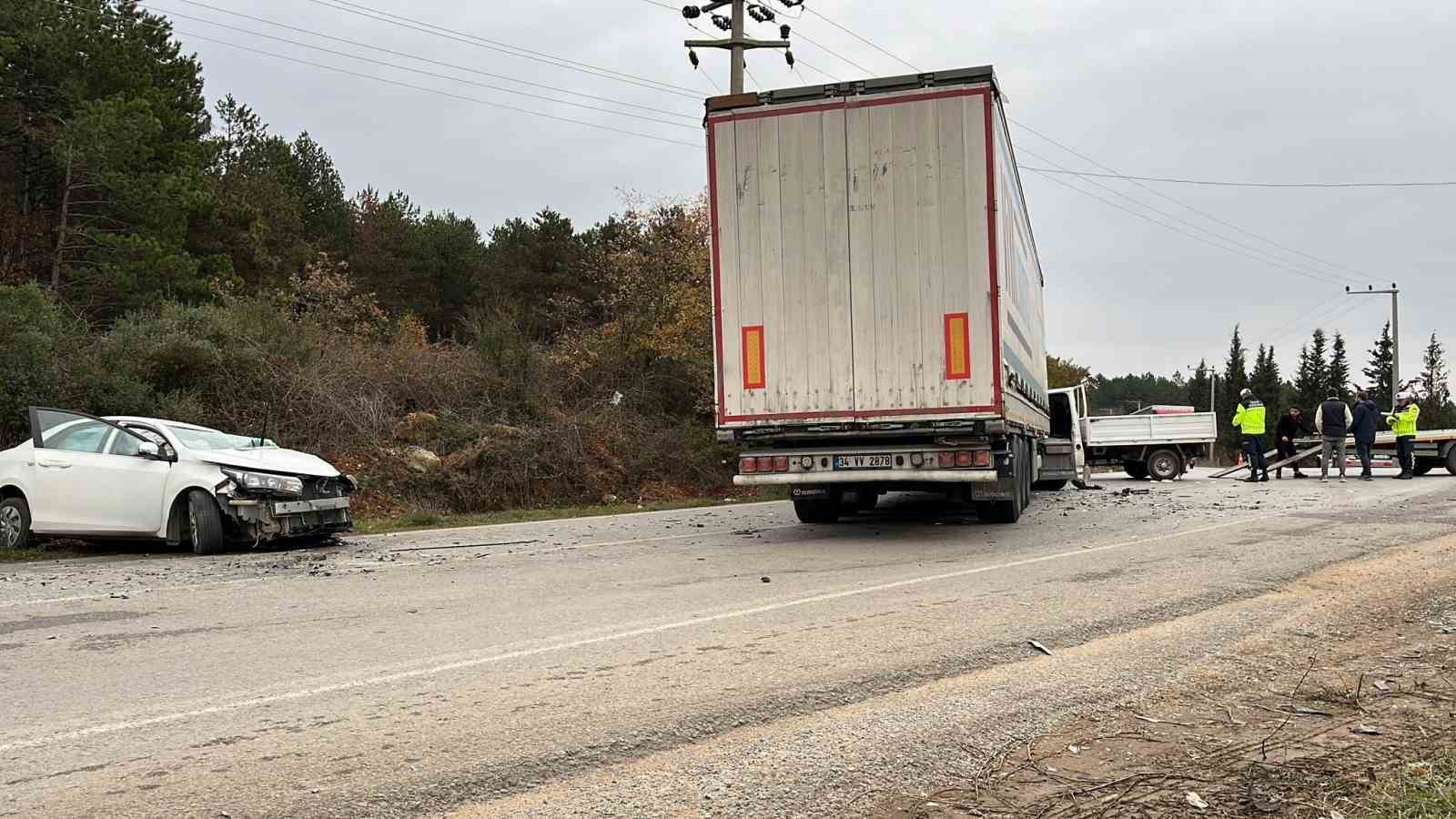 KOCAELİ'NİN GEBZE İLÇESİNDE KAMYON, TIR VE OTOMOBİLİN KARIŞTIĞI ZİNCİRLEME KAZADA