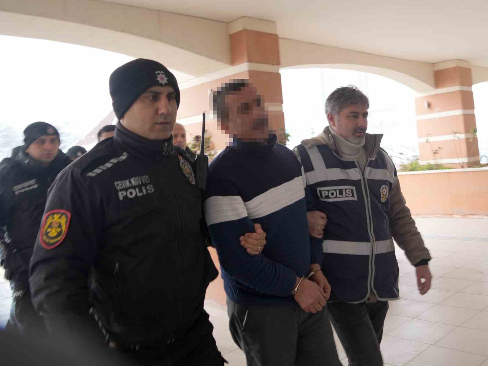 KASTAMONU’DA MEZARLIKTA DAMADINI BAŞ KISMINDAN VE VÜCUDUNUN ÇEŞİTLİ YERLERİNDEN SİLAHLA