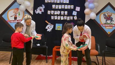 DÜZCE SAĞLIK MÜDÜRLÜĞÜ EKİPLERİ TARAFINDAN CUMAYERİ İLÇESİNDE MİNİK ÖĞRENCİLERE AĞIZ