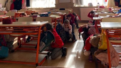 KOCAELİ'E İLKÖĞRETİM ÖĞRENCİLERİNE AFET FARKINDALIK EĞİTİMİ VERİLDİ. ÖĞRENCİLER DEPREM DURUMLARINDA