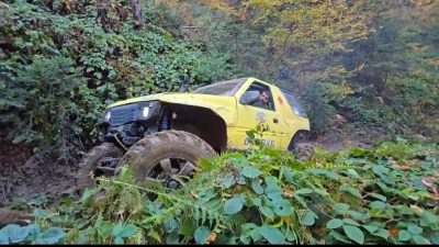DÜZCE’DE OFF-ROAD TUTKUNLARI, DAĞA ÇIKARAK ORMAN YOLLARINDA ZORLU PARKURLARA GİREREK,