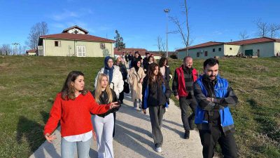 DÜZCE ÜNİVERSİTESİ EDEBİYAT TOPLULUĞUNDAKİ ÖĞRENCİLERİ YARALI, HASTA CAN DOSTLARA SAHİP