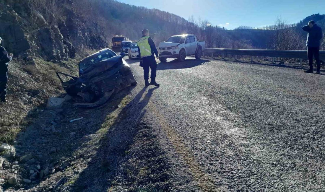 KASTAMONU'DA OTOMOBİL İLE PİKABIN KAFA KAFAYA ÇARPIŞMASI NETİCESİNDE MEYDANA GELEN