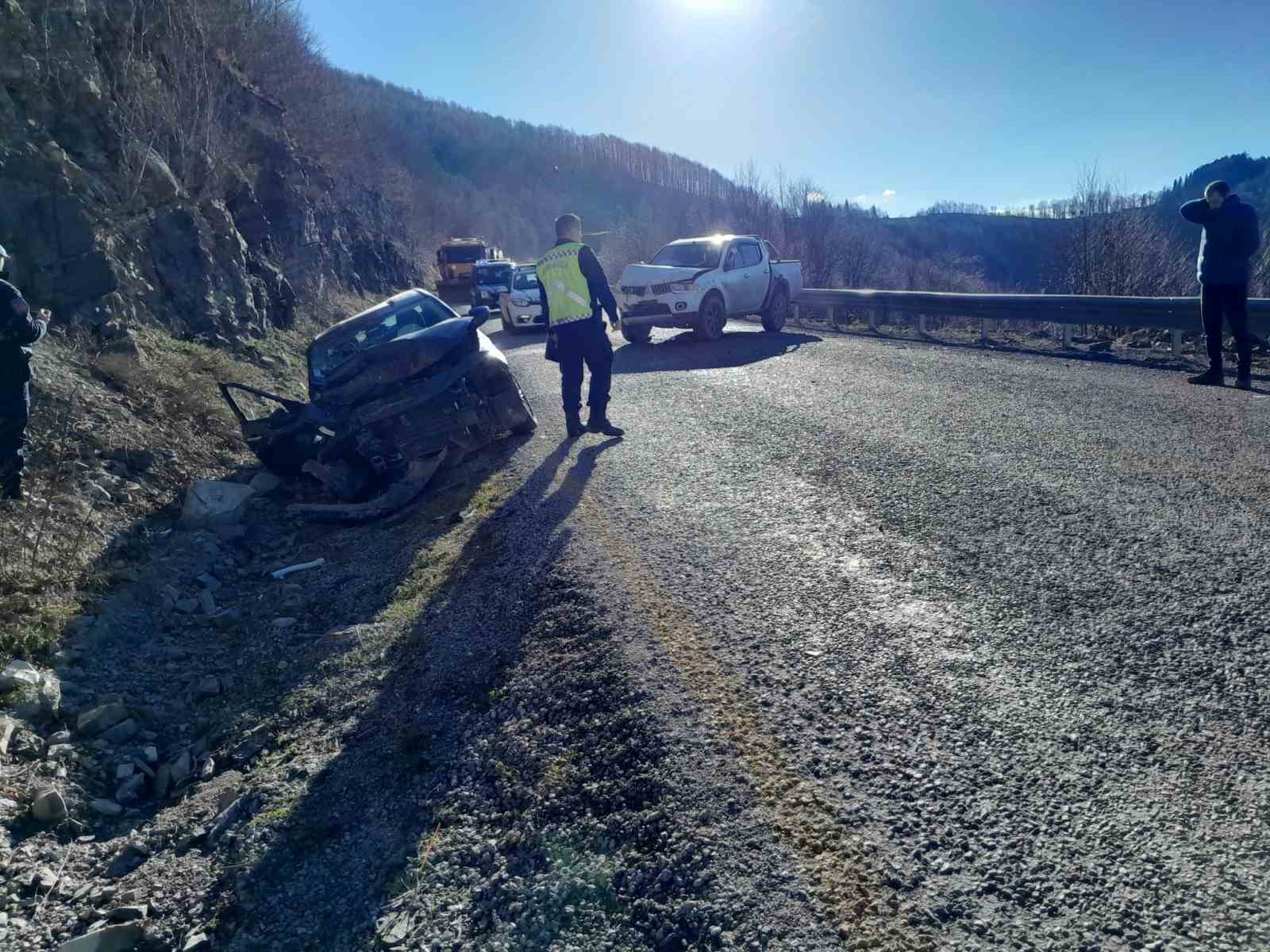 KASTAMONU'DA OTOMOBİL İLE PİKABIN KAFA KAFAYA ÇARPIŞMASI NETİCESİNDE MEYDANA GELEN