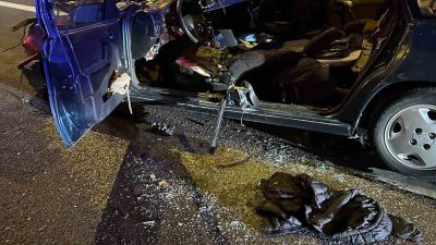 DÜZCE’DE SABAH SAATLERİNDE ÇEKİCİYE ARKADAN ÇARPAN OTOMOBİLİN TAVANI KAĞIT GİBİ