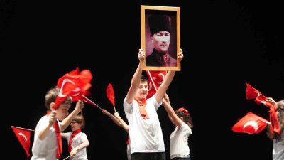 ÖZEL GEREKSİNİMLİ ÇOCUKLARIN GÖSTERİSİ AYAKTA ALKIŞLANDI