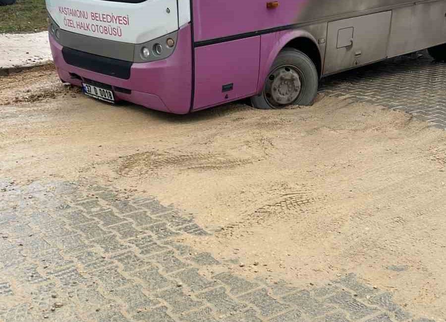 KASTAMONU’DA BELEDİYE EKİPLERİNCE KAZI ÇALIŞMASI YAPILAN ALANDA ÜZERİ TOPRAKLA ÖRTÜLEN