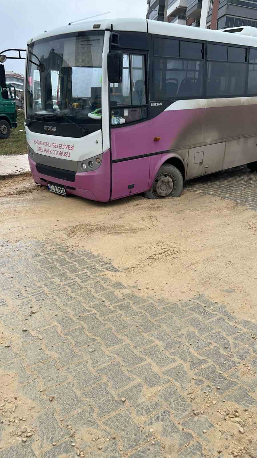 KASTAMONU’DA BELEDİYE EKİPLERİNCE KAZI ÇALIŞMASI YAPILAN ALANDA ÜZERİ TOPRAKLA ÖRTÜLEN
