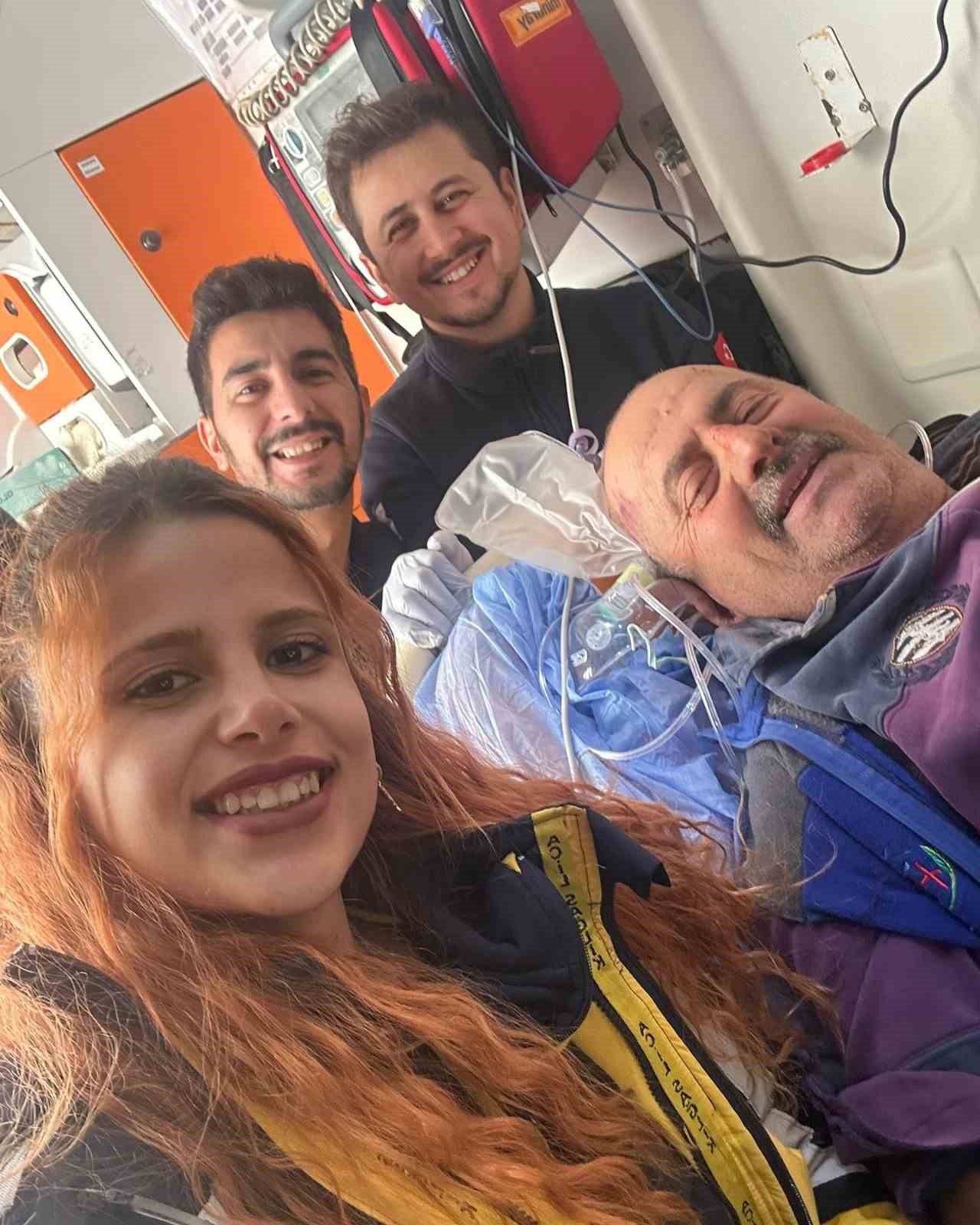 CİDE İLÇESİNDE AMBULANSLA BİR HASTAYI HASTANEYE GÖTÜREN SAĞLIK EKİBİ TARAFINDAN