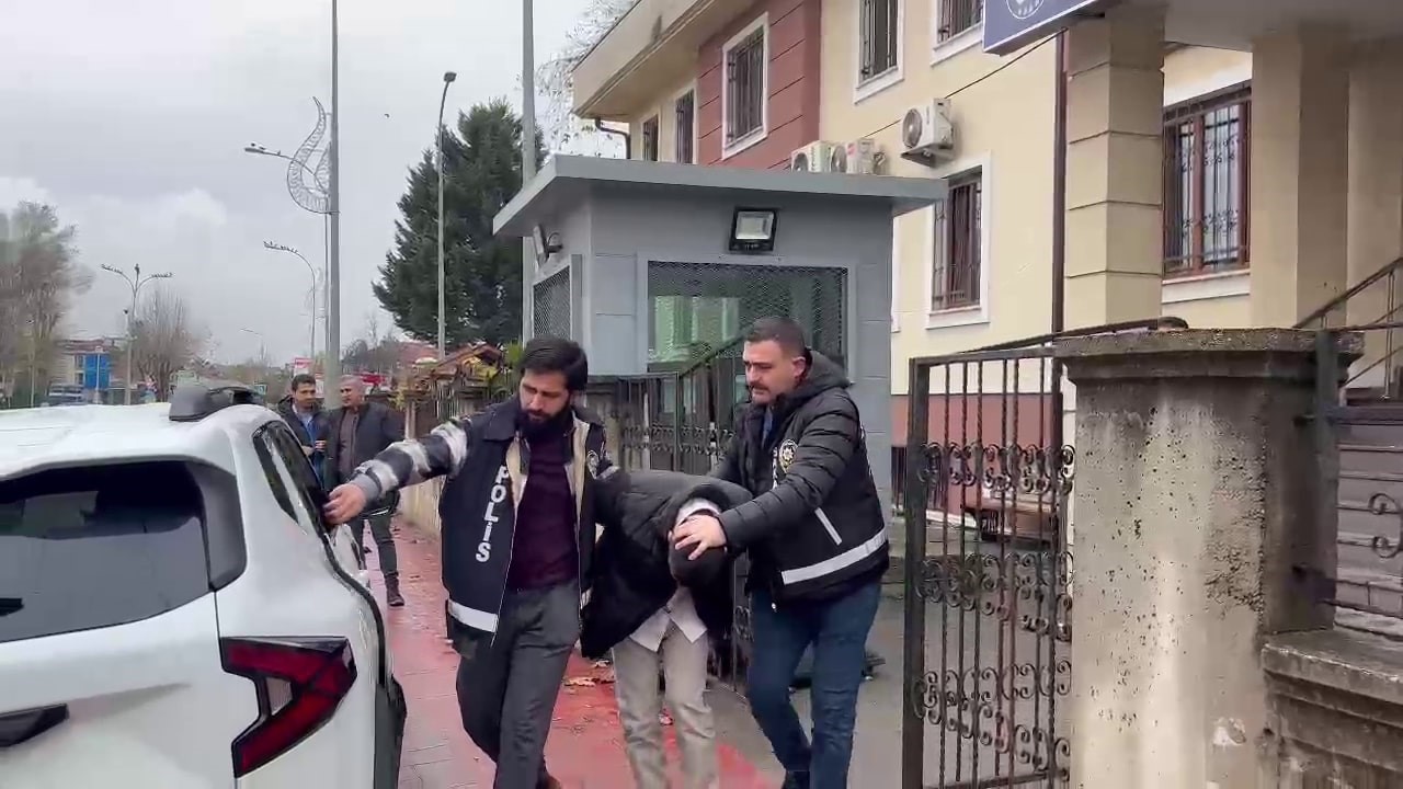 SAKARYA’NIN HENDEK İLÇESİNDE 3 AY ÖNCE EVLENDİĞİ EŞİNİ 20’DEN FAZLA