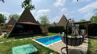 İSTANBUL'A YAKINLIĞI, GÖLÜ VE DOĞASIYLA TATİLCİLERİN CAZİBE MERKEZİ HALİNE GELEN