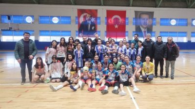 DÜZCE’DE GERÇEKLEŞTİRİLEN OKUL SPORLARI YILDIZ KIZLAR FUTSAL MÜSABAKALARINA 4 TAKIM