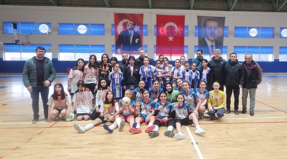 DÜZCE’DE GERÇEKLEŞTİRİLEN OKUL SPORLARI YILDIZ KIZLAR FUTSAL MÜSABAKALARINA 4 TAKIM