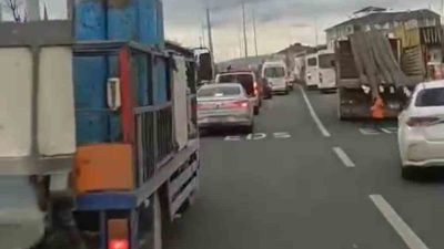 DÜZCE’DE ACİL SAĞLIK EKİBİ SEYİR HALİNDEYKEN, ÇEVREDEKİ ARAÇLAR AMBULANSIN GEÇİŞİNE