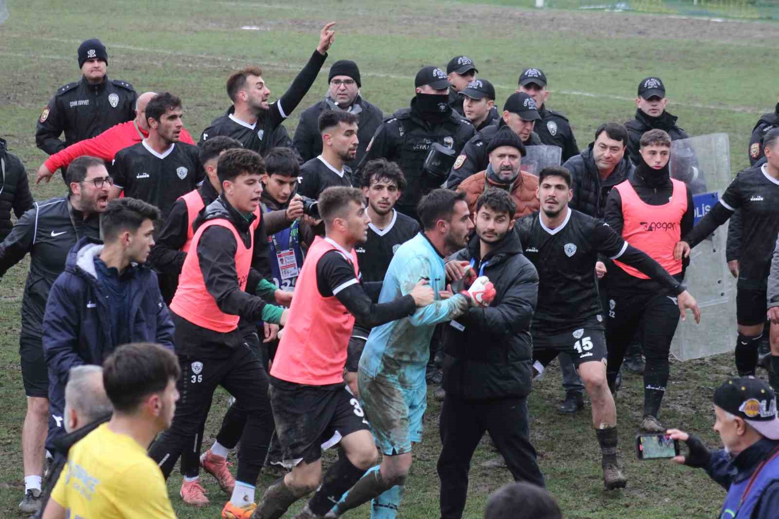 BELEDİYE DERİNCESPOR, NAZİLLİSPOR’U 2-1 MAĞLUP ETTİ. HAKEMİN BİTİŞ DÜDÜĞÜYLE BİRLİKTE