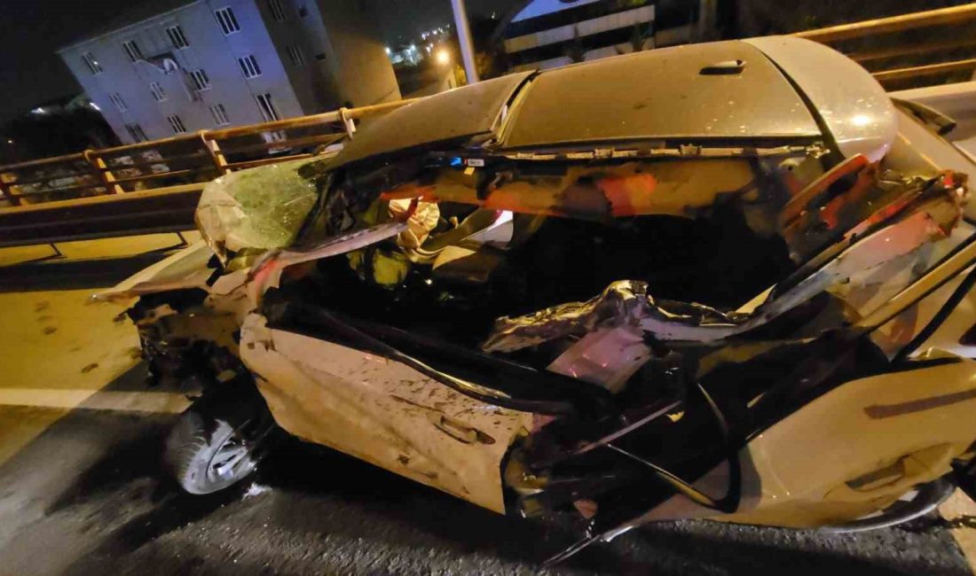 KOCAELİ'NİN GEBZE İLÇESİNDE SABAHA KARŞI TIRA ARKADAN ÇARPAN OTOMOBİL KULLANILAMAZ