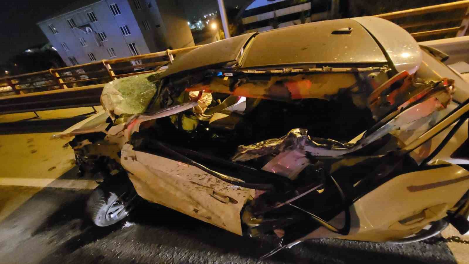 KOCAELİ'NİN GEBZE İLÇESİNDE SABAHA KARŞI TIRA ARKADAN ÇARPAN OTOMOBİL KULLANILAMAZ