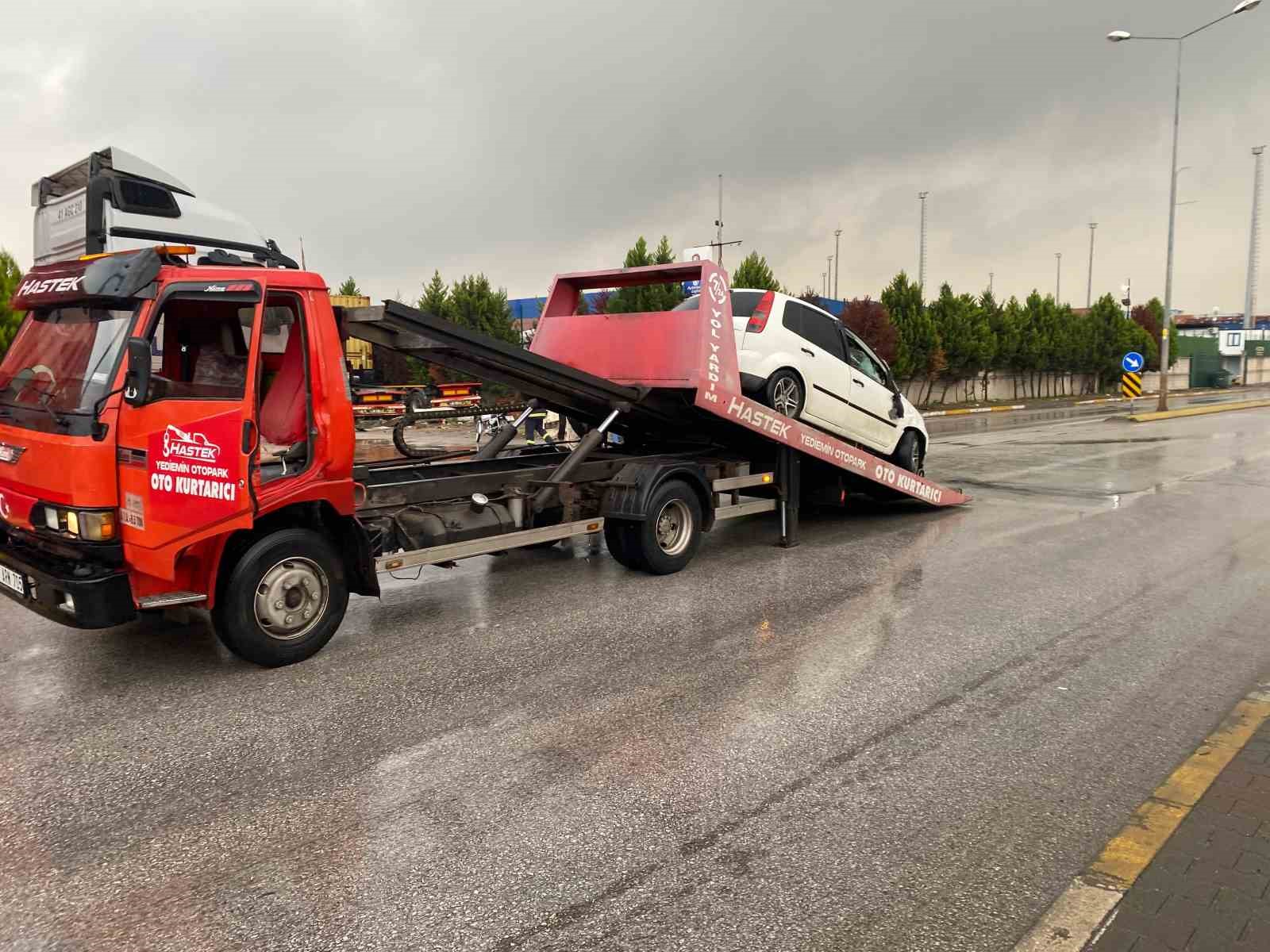 KOCAELİ'NİN KÖRFEZ İLÇESİNDE TIRA ÇARPAN OTOMOBİLİN SÜRÜCÜSÜ YARALANDI.