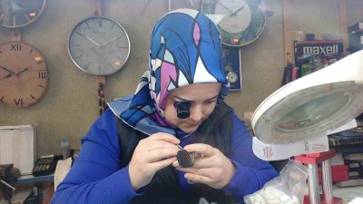 BABASININ VEFATIYLA MİRAS KALAN DÜKKANINDA SAAT TAMİRCİLİĞİNİ DEVAM ETTİREN NİLAY