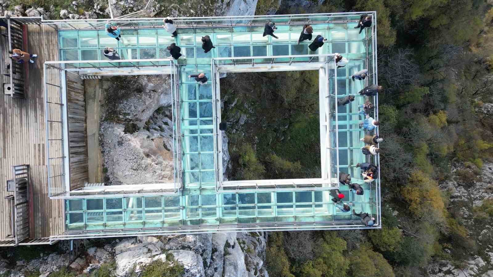 KASTAMONU’NUN AZDAVAY İLÇESİNDE ÇATAK KANYONU'NDA 450 METRE YÜKSEKLİKTE KURULAN CAM