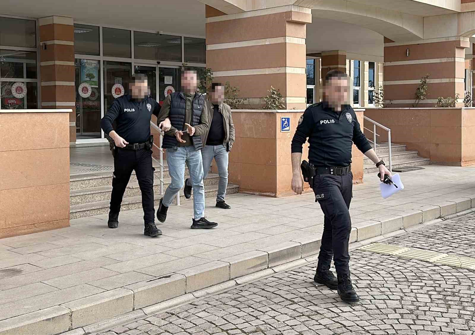 KASTAMONU-TAŞKÖPRÜ KARAYOLU ÜZERİNDE UYUŞTURUCU MADDE ETKİSİ ALTINDA İKEN KULLANDIĞI ARAÇLA