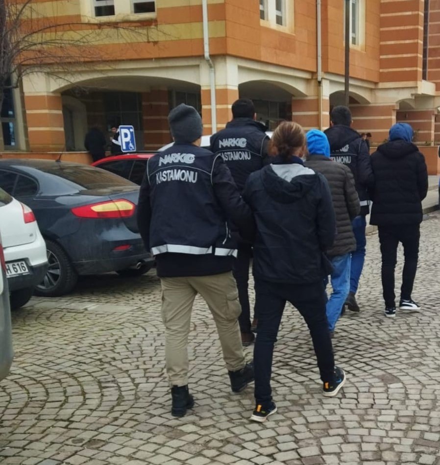 KASTAMONU'DA POLİS EKİPLERİ TARAFINDAN UYUŞTURUCUYLA YAKALANAN 2 ŞAHIS TUTUKLANDI.
