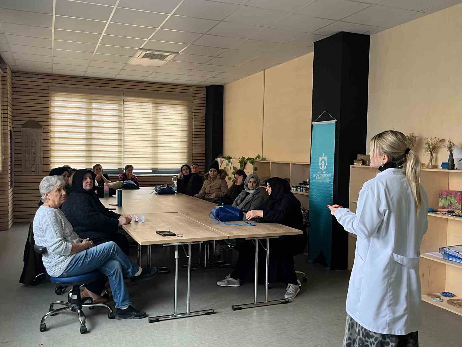 KOCAELİ'DE DÜZENLENEN EĞİTİMLE ÖĞRENCİLER VE VELİLER AKRAN ZORBALIĞINA KARŞI BİLİNÇLENDİRİLDİ.