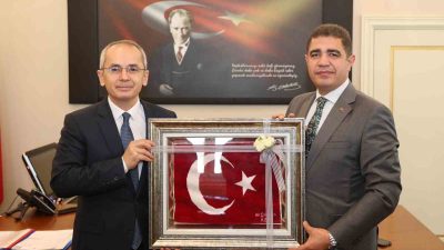 VALİ ASLAN, İLK OLARAK AKÇAKOCA İLÇESİNDE İLK OLARAK CUMHURBAŞKANLIĞI KARARNAMESİ