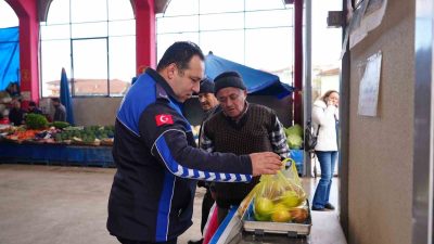 PAZARYERİ GİRİŞİNDE HASSAS TARTI KURULARAK VATANDAŞLAR ALDIKLARININ GRAMAJLARINI KONTROL ETTİ.