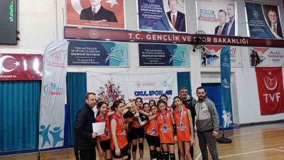 DÜZCE’DE OKUL SPORLARI VOLEYBOL KÜÇÜKLER MÜSABAKALARINDA ERKEKLERDE BİLGİ ORTAOKULU, KIZLARDA