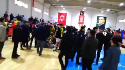 GÖLCÜK BELEDİYESİ SPOR KULÜBÜ SPORCULARI, BURSA YENİŞEHİR BELEDİYESİ VOLEYBOL KULÜBÜ