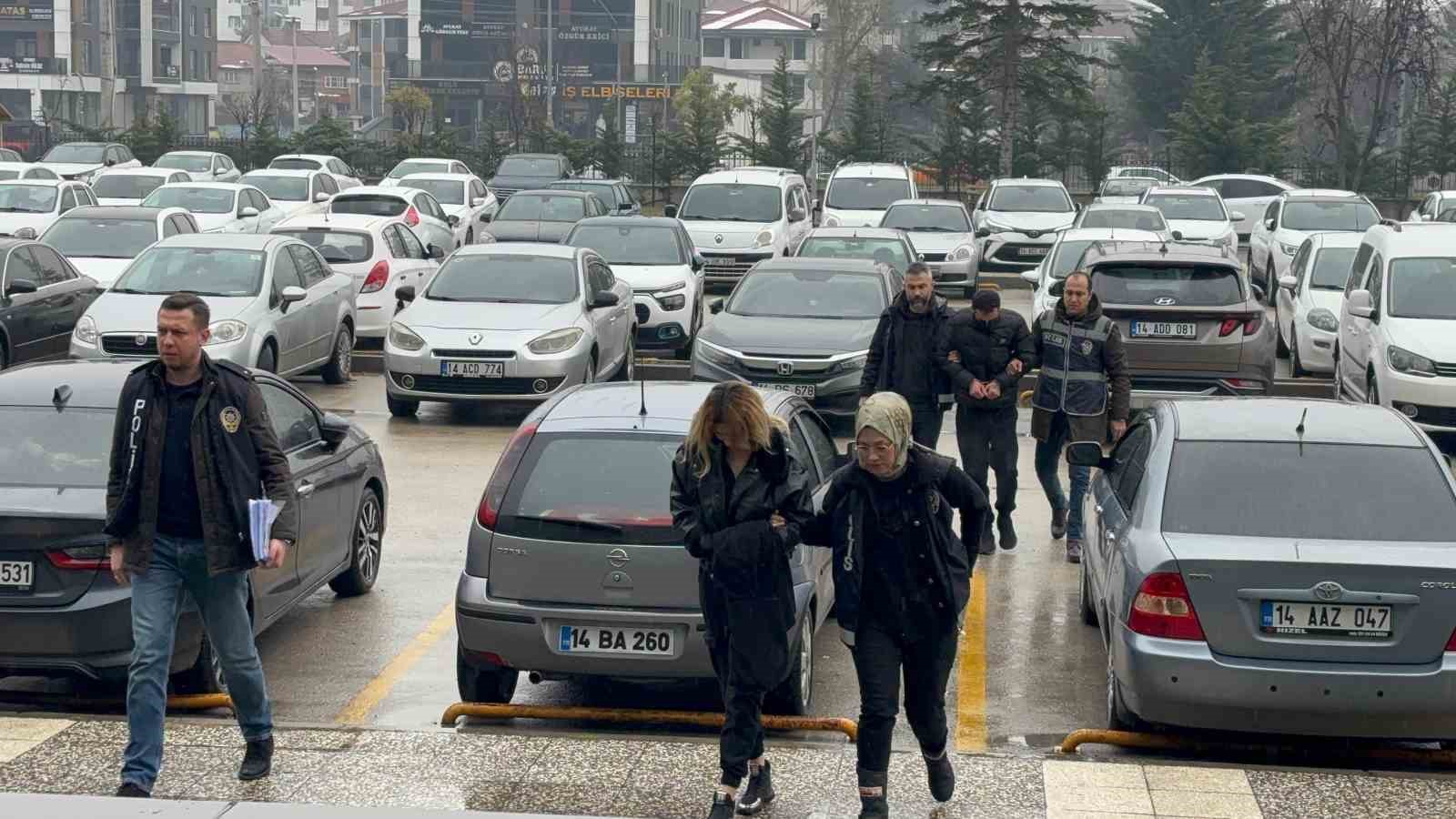 Yabancı uyruklu aileyi, “Adınız terör örgütü ile ilişkilendirilmiş” diyerek 500 bin lira dolandırdılar