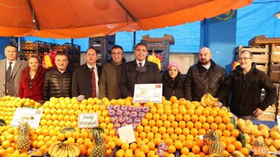 DÜZCE’DE YERLİ MALI HAFTASINDA PAZARCI ESNAFI ÜRÜNLERİNDE İNDİRİME GİTTİ, YERLİ