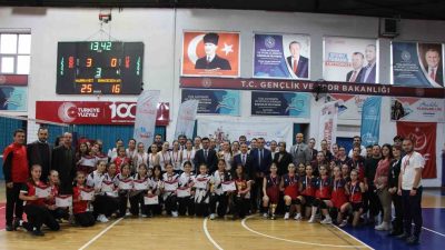 DÜZCE’DE GERÇEKLEŞTİRİLEN YILDIZ KIZLAR VOLEYBOL MÜSABAKALARINDA HÜRRİYET ORTAOKULU ŞAMPİYON OLDU.