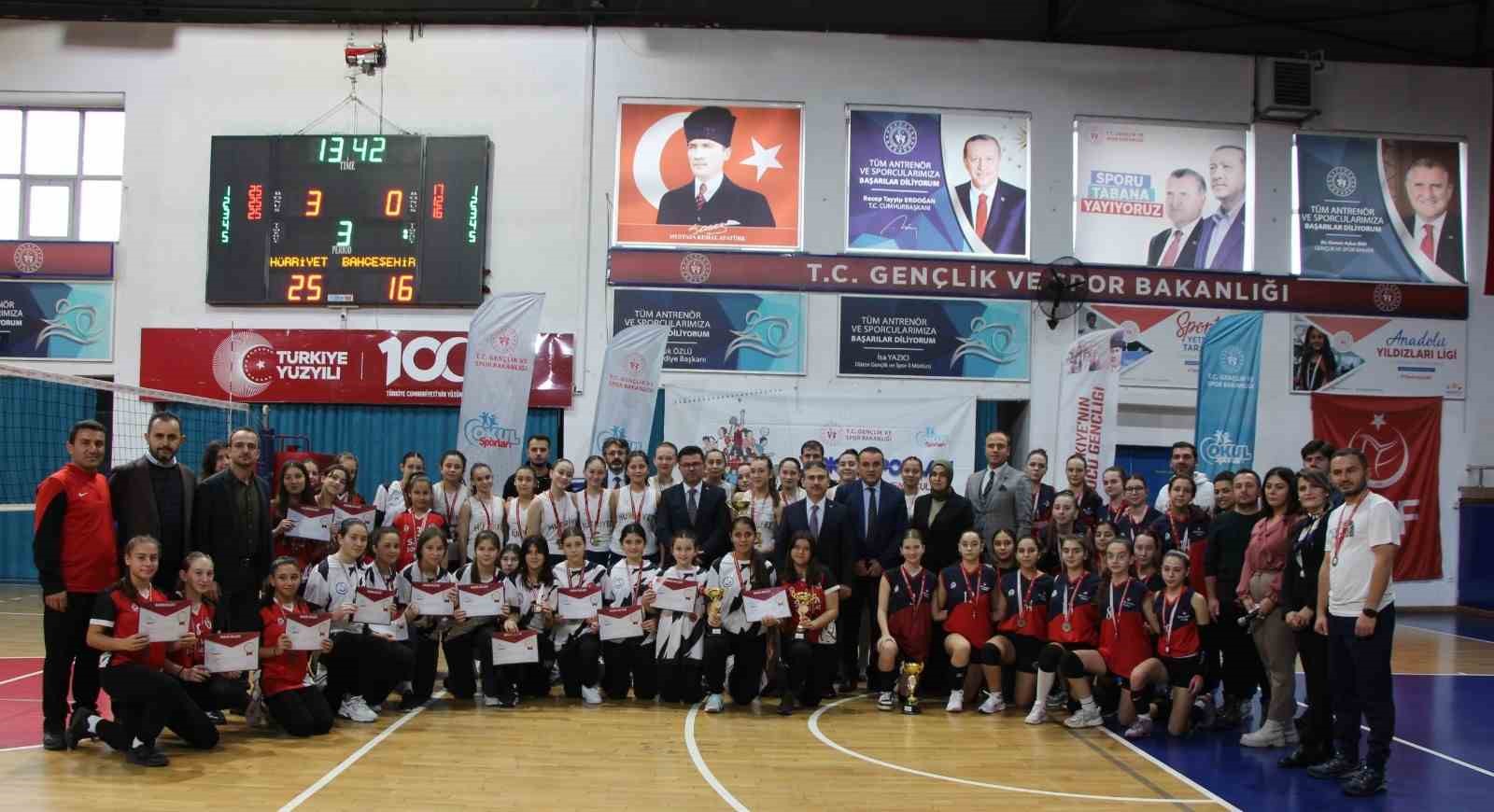 Yıldız kızlar voleybolda Hürriyet Ortaokulu birinci oldu