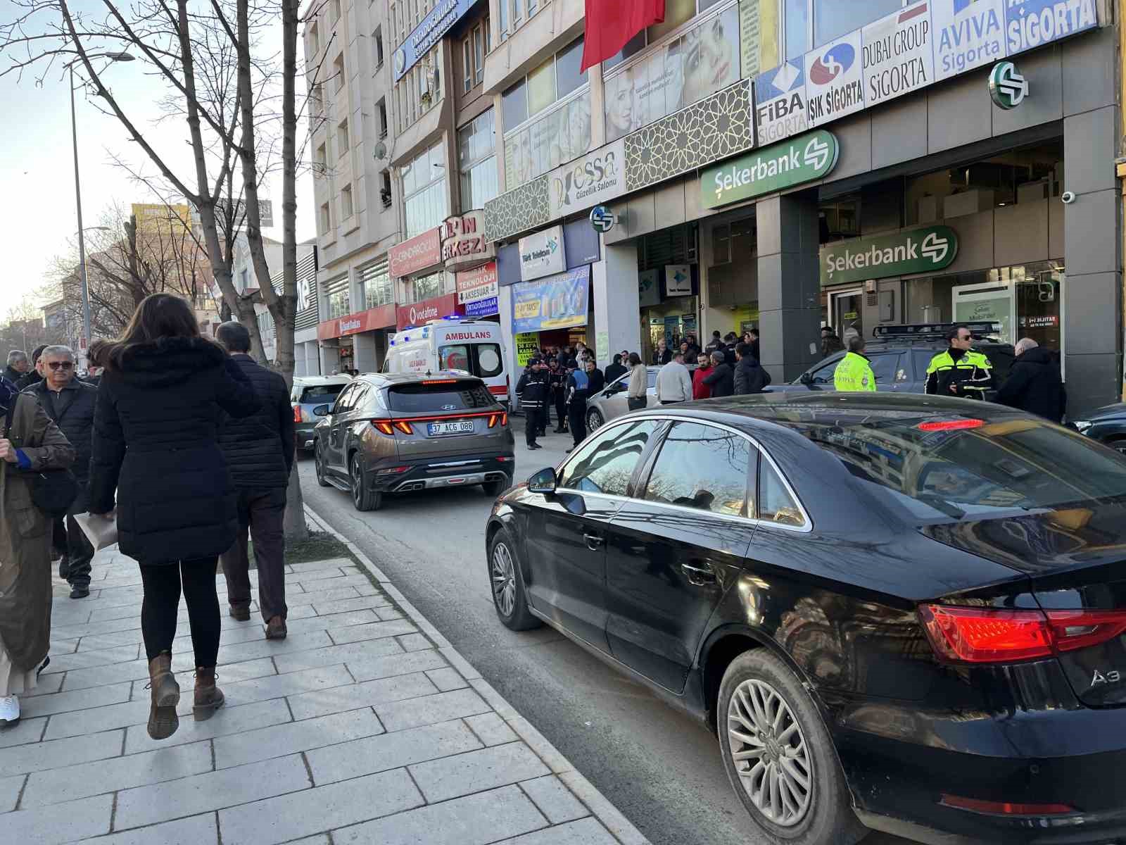 KASTAMONU’DA YOL VERME SEBEBİYLE TARTIŞTIĞI ŞAHIS TARAFINDAN BIÇAKLANAN KURYE YARALANDI.
