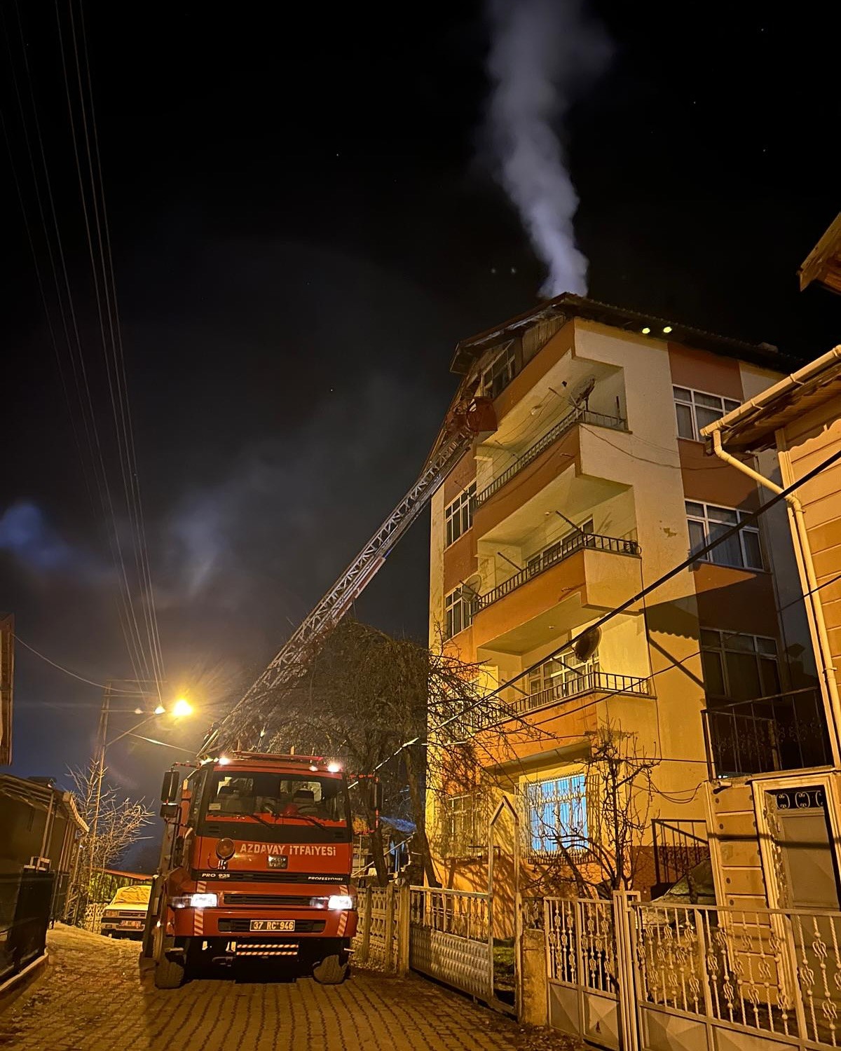 KASTAMONU’NUN AZDAVAY İLÇESİNDE BACADA ÇIKAN YANGINI, İTFAİYE EKİPLERİ KISA SÜREDE