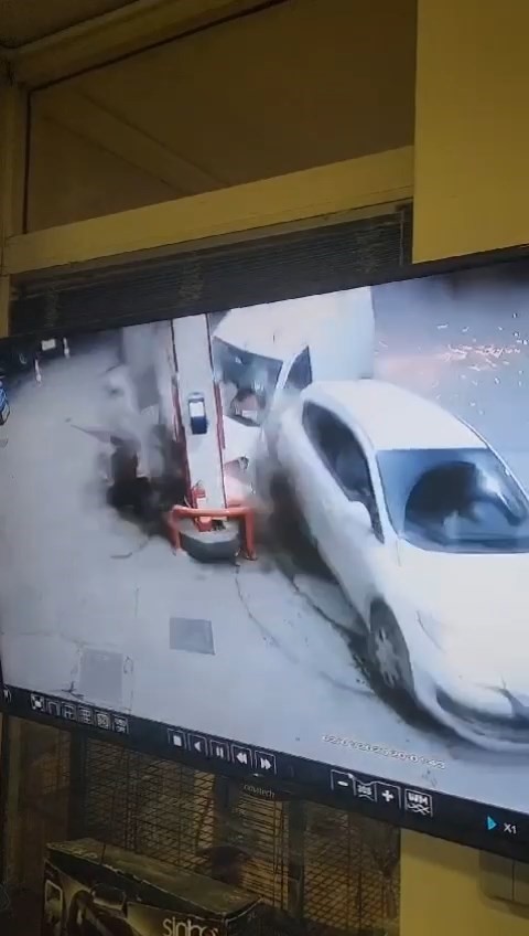 KOCAELİ'NİN GEBZE İLÇESİNDE HAFİF TİCARİ ARAÇ, AKARYAKIT İSTASYONUNUN POMPA BÖLÜMÜNE