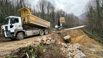 DÜZCE İL ÖZEL İDARESİNE BAĞLI EKİPLER YAĞIŞLAR SONUCU MEYDANA GELEN