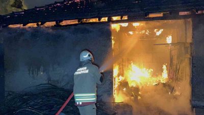 DÜZCE’DE YENİ YILIN İLK DAKİKALARINDA BARAKA ALEV ALEV YANDI. BARAKANIN