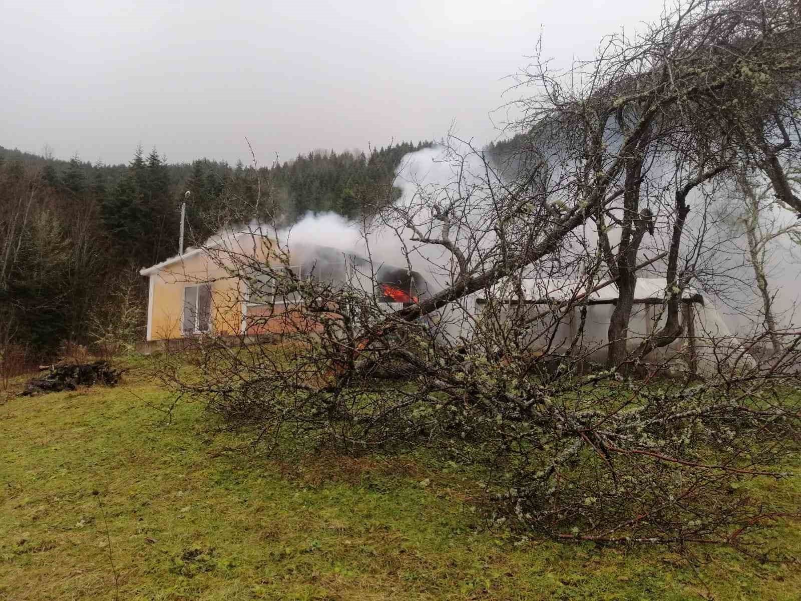 KASTAMONU’NUN DEVREKANİ İLÇESİNDE SOBADAN ÇIKTIĞI TAHMİN EDİLEN YANGINDA PREFABRİK EV,