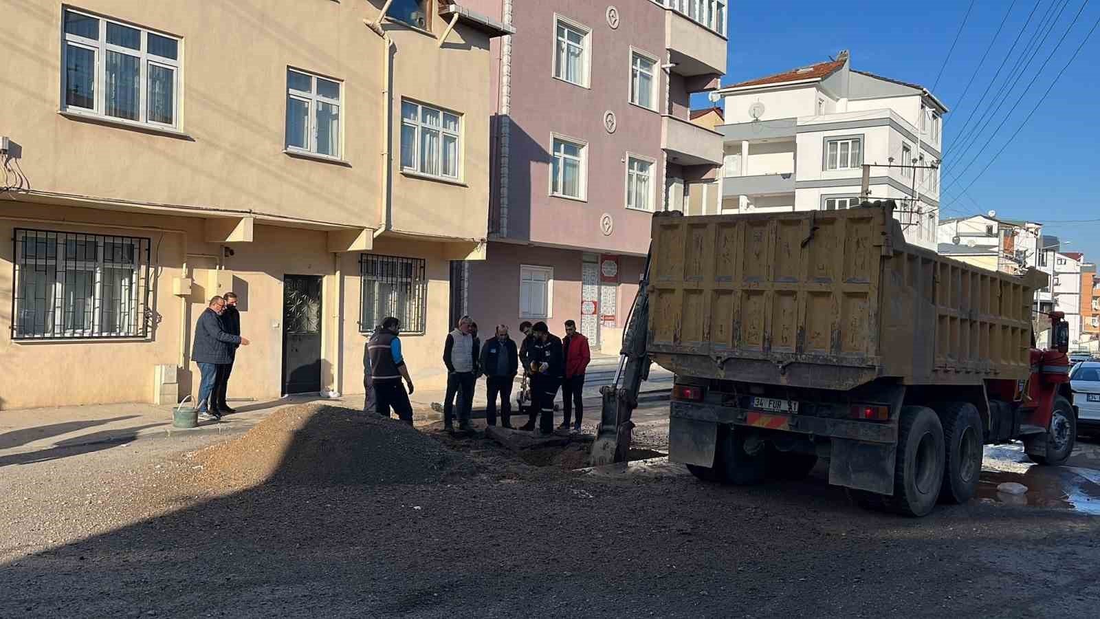 KOCAELİ'NİN DARICA İLÇESİNDE ALTYAPI ÇALIŞMALARI SIRASINDA DELİNEN DOĞAL GAZ BORUSU
