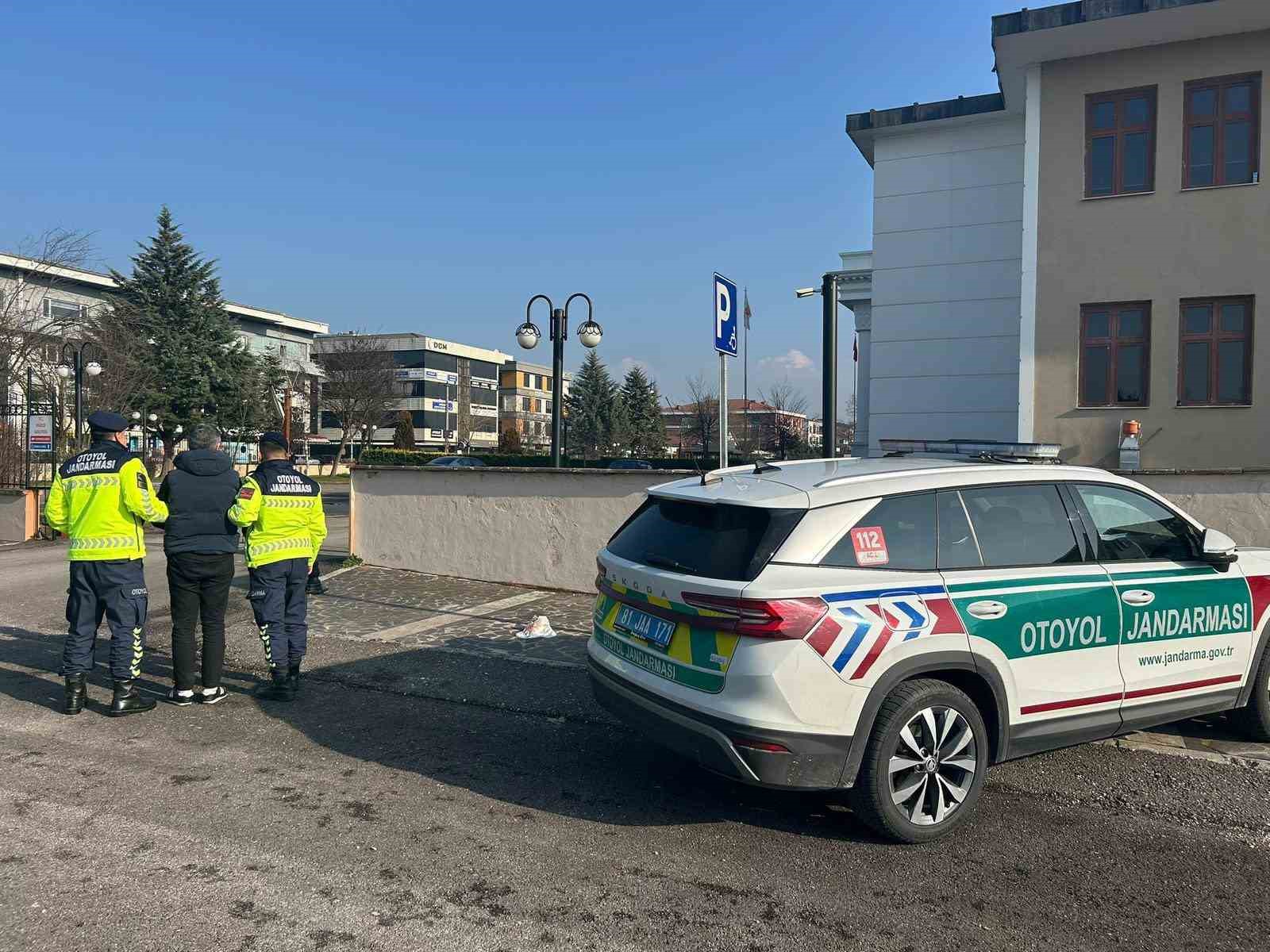 Anadolu Otoyolu’ndaki ticari takside 3 kaçak göçmen yakalandı