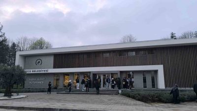 DÜZCE BELEDİYE BAŞKANI DR. FARUK ÖZLÜ, KÜTÜPHANE ÖNÜNDE BEKLEYEN ÖĞRENCİLERİN