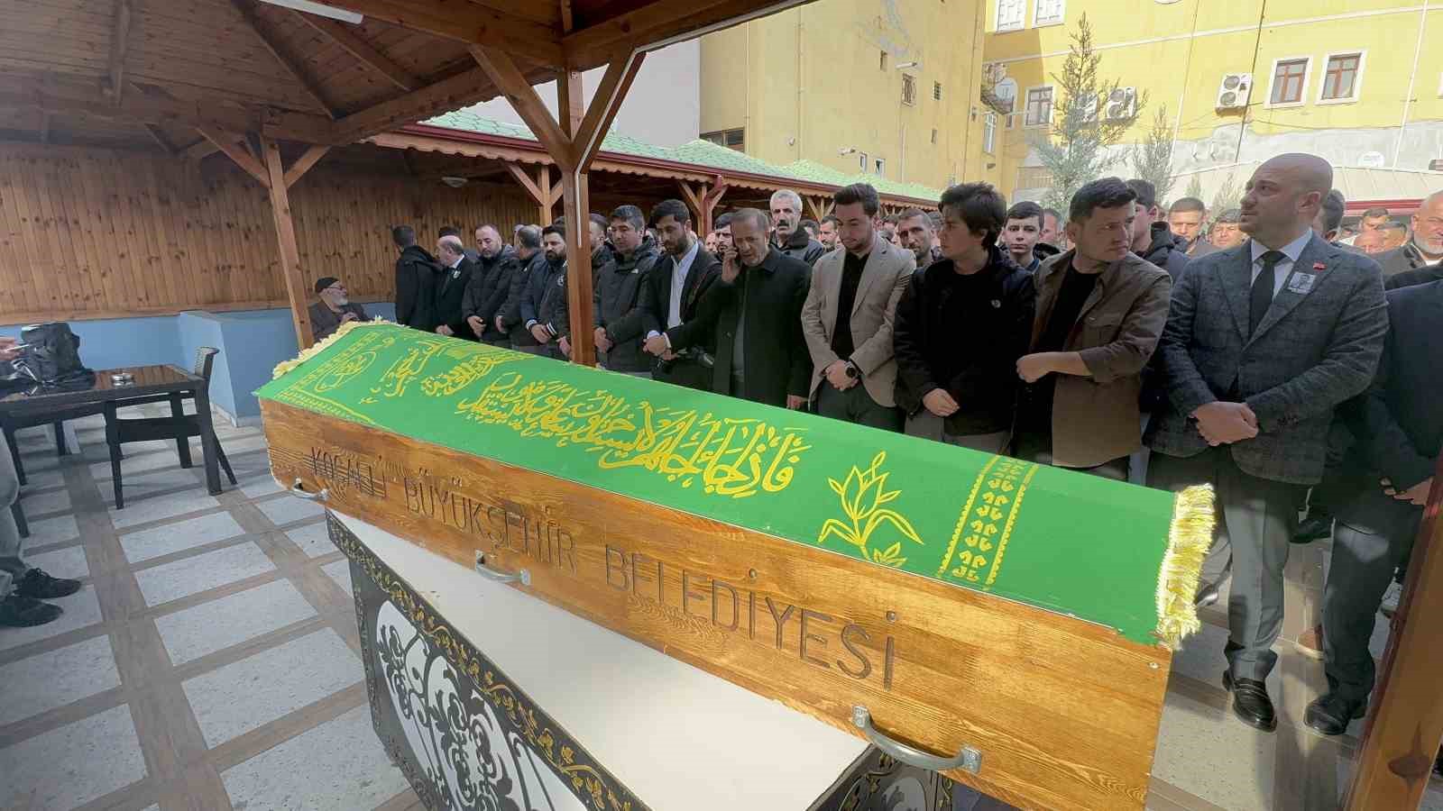 KOCAELİ'DE BEYİN KANAMASI GEÇİREREK HASTANEYE KALDIRILAN VE KAN KANSERİ OLDUĞUNU