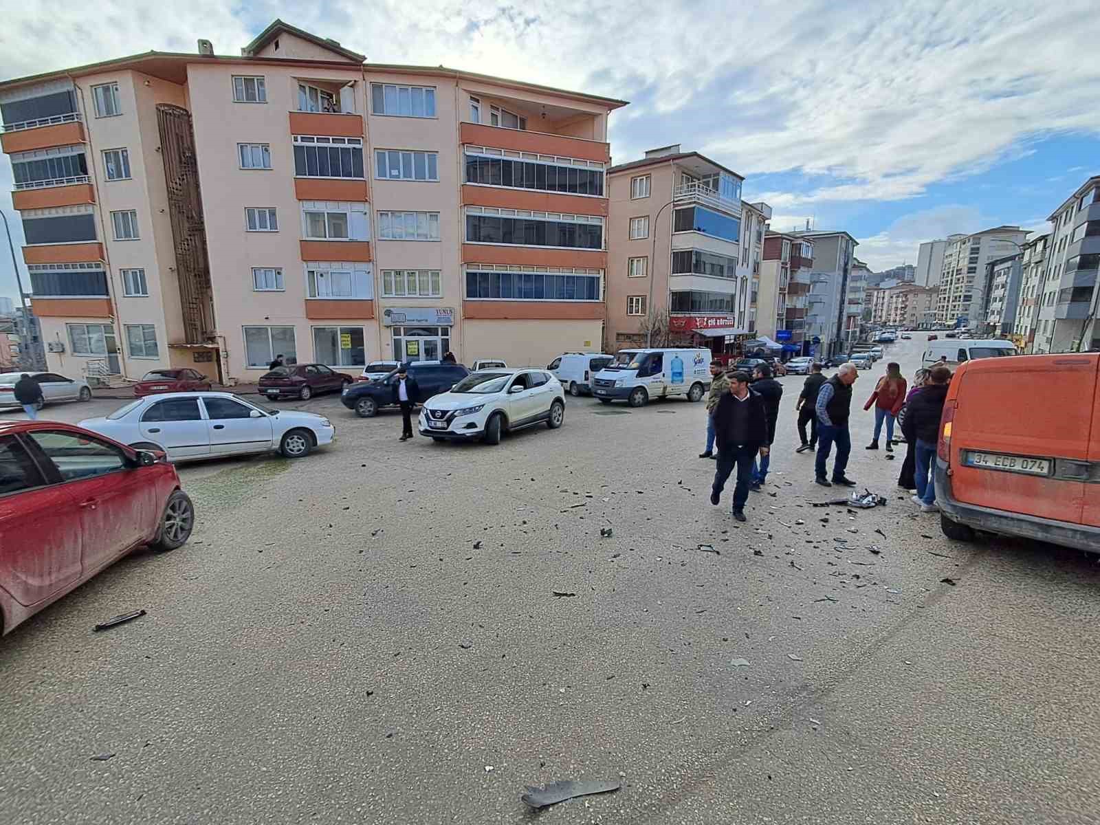 BİLECİK MEYDANA GELEN ZİNCİRLEME TRAFİK KAZASINDA ŞANS ESERİ ÖLEN VEYA