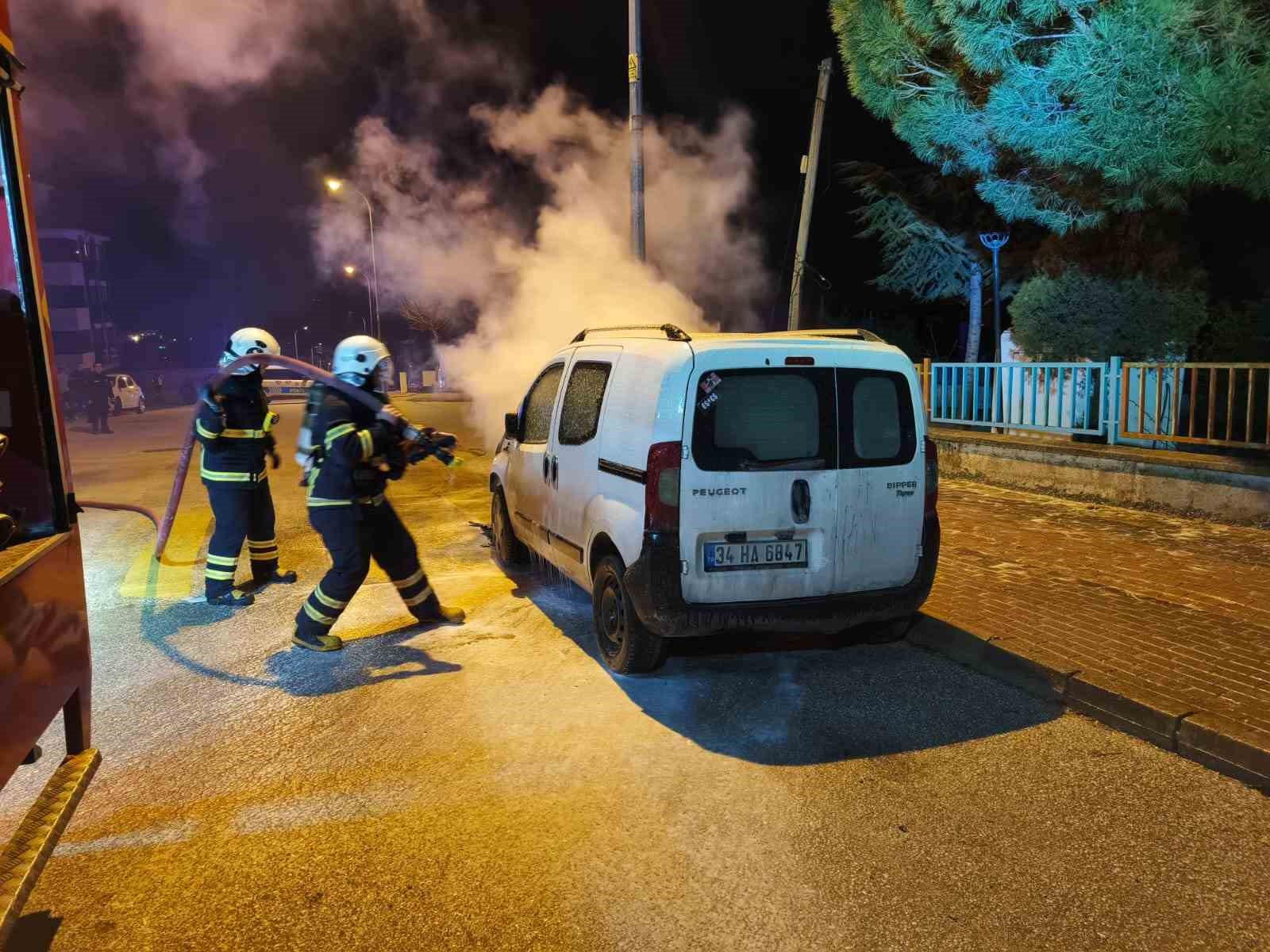 BİLECİK'TE PARK HALİNDEKİ HAFİF TİCARİ ARAÇ YANARAK KULLANILMAZ HALE GELDİ.