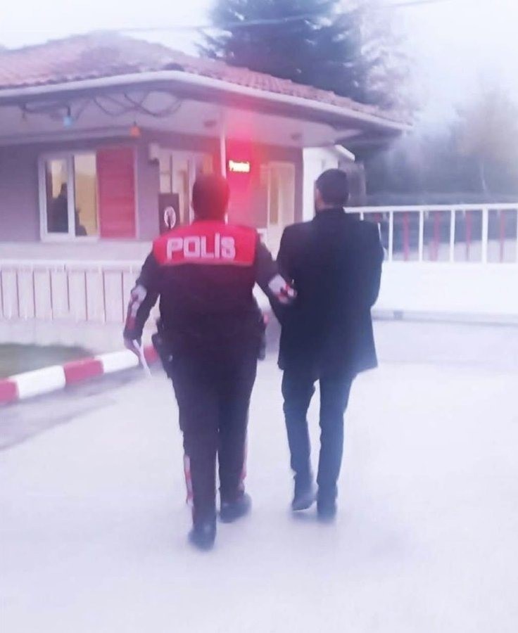 BİLECİK’İN BOZÜYÜK İLÇESİNDE ARANMASI OLAN BİR ŞAHSIN ÇEVRE YOLU ÜZERİNDE